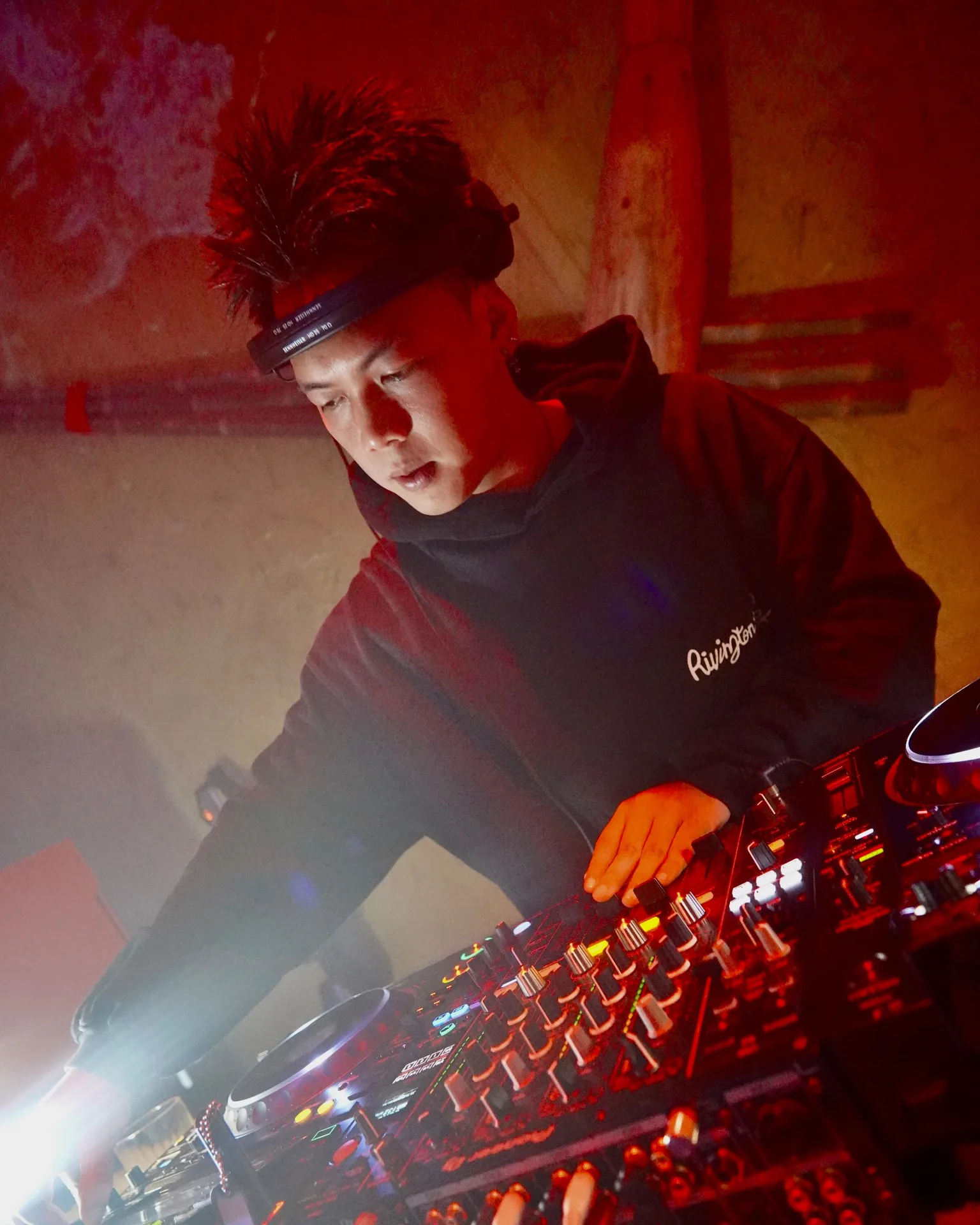 DJ biểu diễn trong đêm sự kiện Lady Mỷ